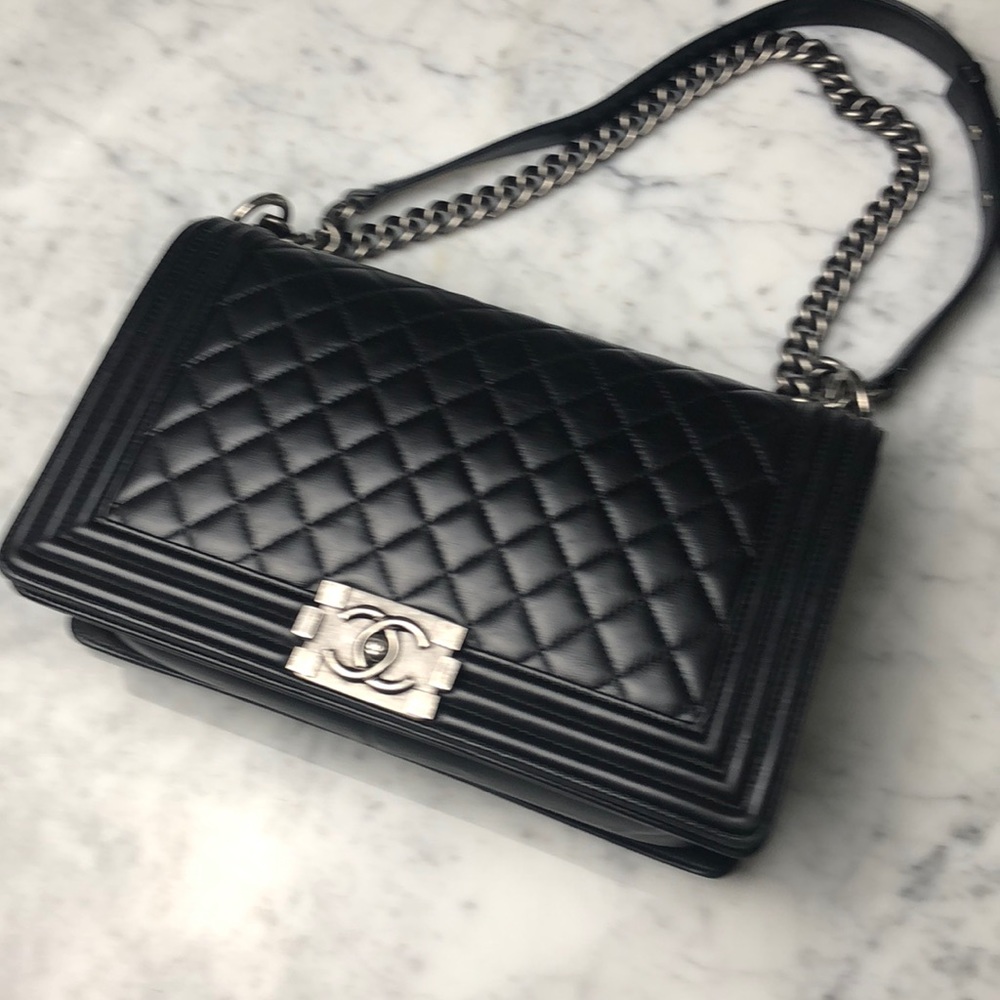 CHANEL Le Boy new medium black